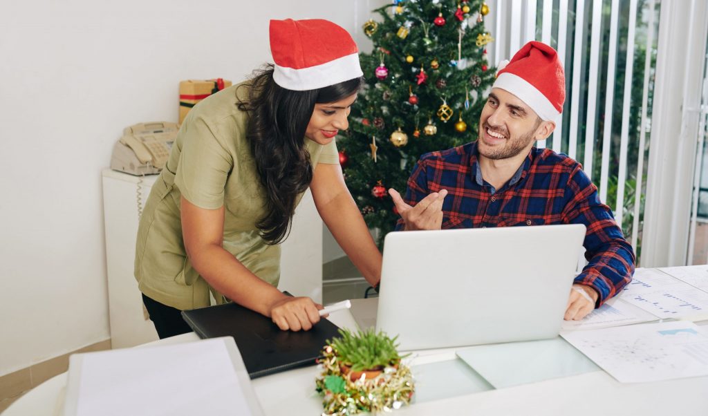 Coelgas navidad en la oficina Colegas compartiendo en oficina en navidad